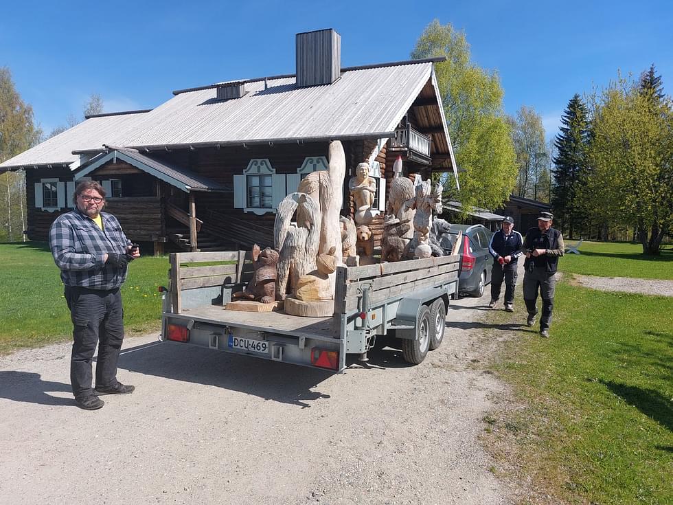 Myös Parppeinvaaran Runokylään on kuljetettu kesäksi karhupatsaita. Lisäksi Ravintola Parppeinpirtille veistetään oma karhupatsas ILO!YRITYS-karhunveistossa lauantaina 10.8. klo 9-15.